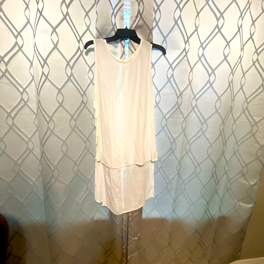 High low open side whit sleeveless shirt.